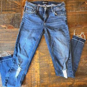 Distressed skinny jeans